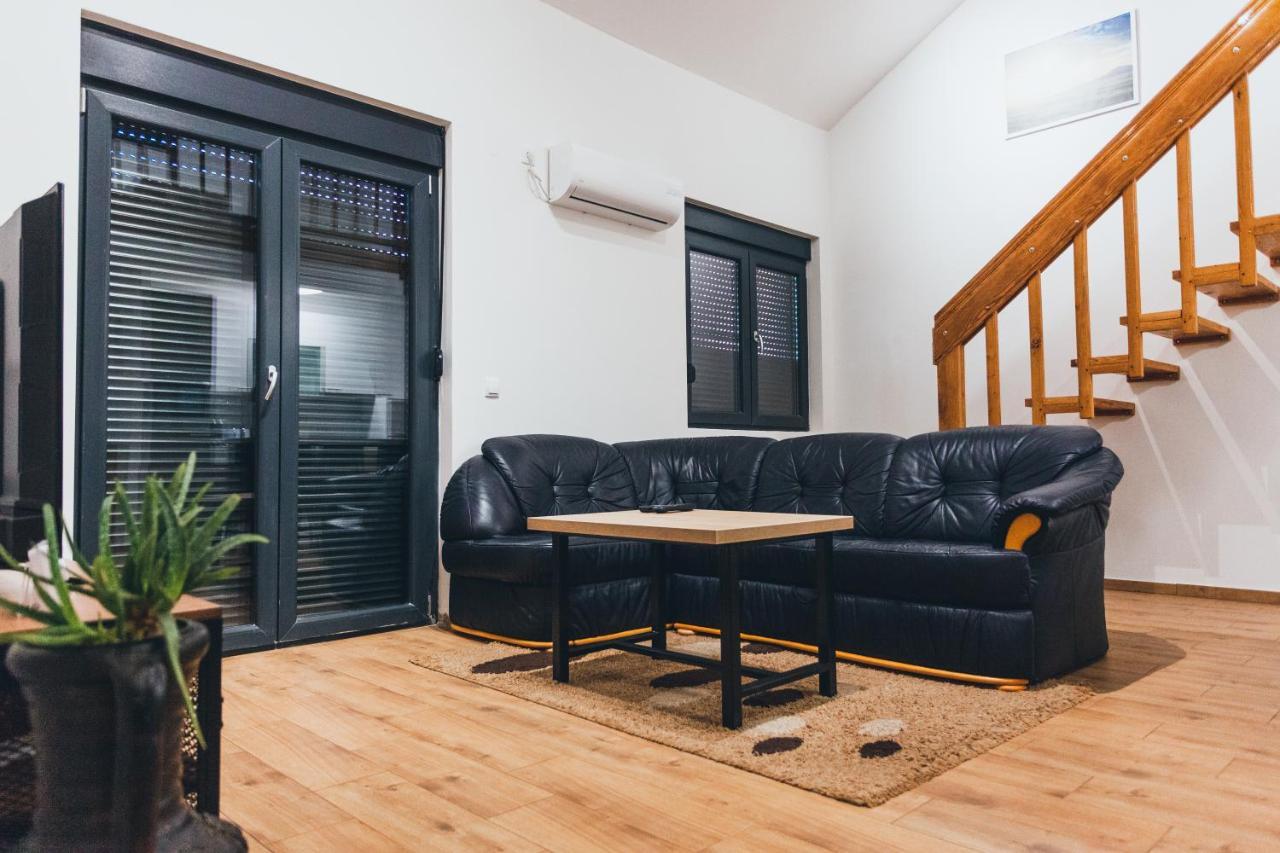 Backspace Apartments Vrsac Luaran gambar
